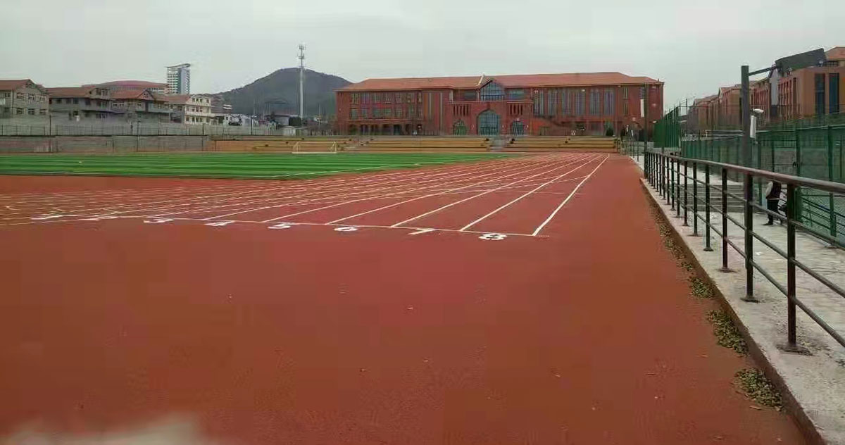 山东大学青岛校区全塑自结纹四百米标准跑道